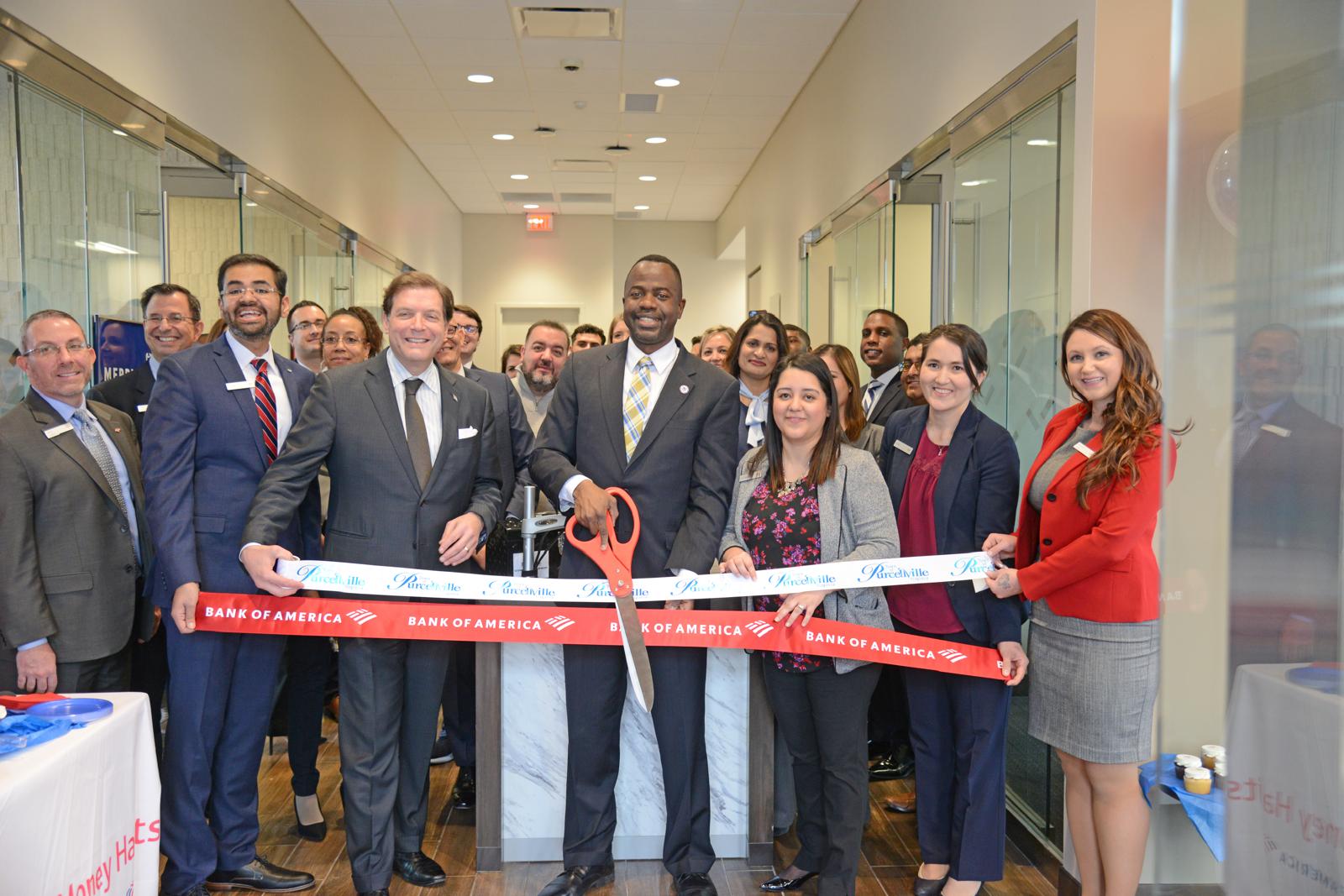 Mayor Kwasi Fraser cuts the ribbon at the Bank of America grand opening in Purcellville